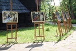Wystawa zdjęć Jana Pawła II przy kościele św. Wawrzyńca 