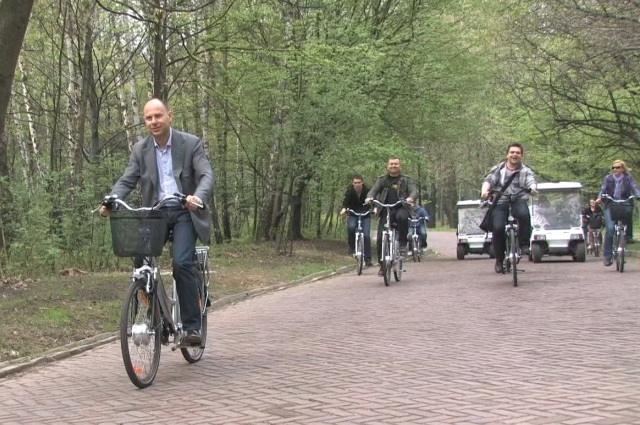 Po parku pieszo i elektrycznie