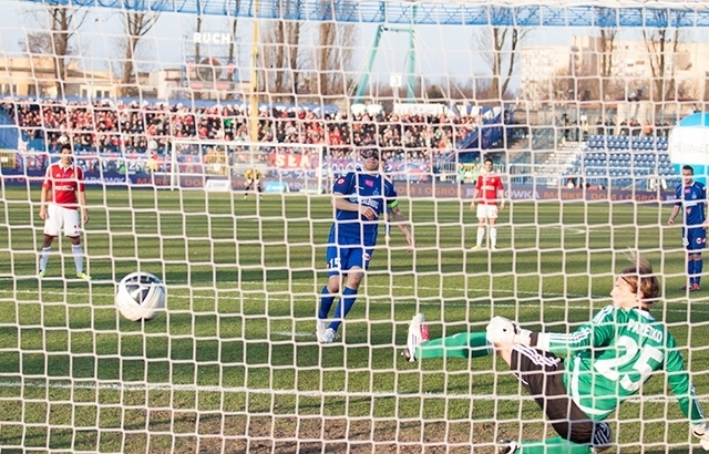 Grodzicki w masce bohaterem! Ruch wygrał z Wisłą po jego golu