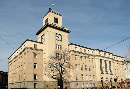 Wychowują ludzie, nie mury