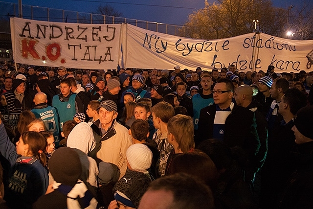 Nowy stadion dla Ruchu: kibice manifestowali pod ratuszem