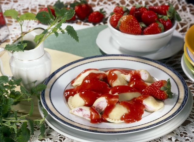 Letnie orzeźwienie - Pierogi z serem i truskawkami z puree owocowym