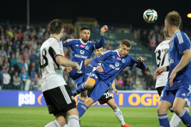 Legia naciskała, Ruch ofiarnie się bronił. 0:0 na Cichej