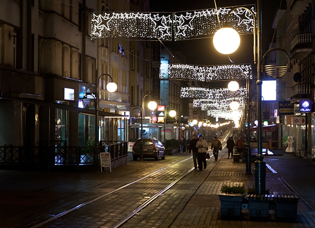 Świąteczne ozdoby rozświetlają miasto