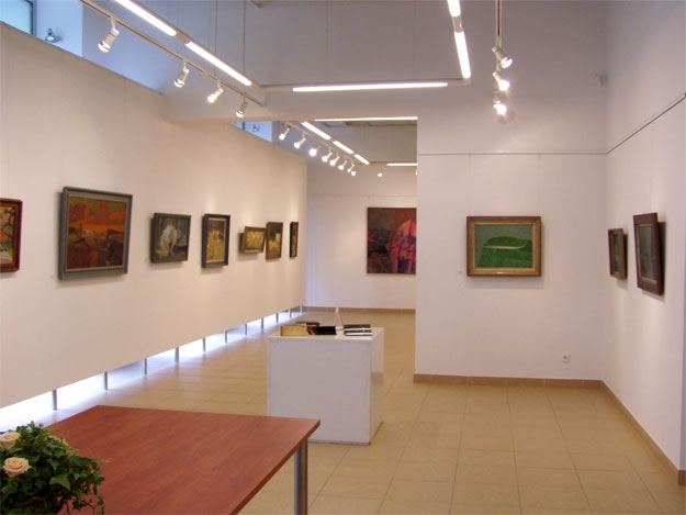 Tuzin lat nietuzinkowej galerii